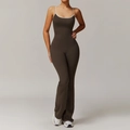 Eng anliegender dunkelbrauner Yoga-Jumpsuit mit überkreuztem Rücken und Schlaghose - S / Kaffee
