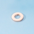 Primer plano de un colgante circular hueco de acero inoxidable pulido color oro rosa - Oro Rosa de 18K