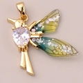 Pendentif colibri doré avec ailes dégradées vertes et cristal de zircon en forme de cœur - Vert