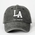 Detalle del bordado blanco LA Los Angeles en gorra de mezclilla gris oscuro - Talla única / Negro