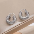Orecchini a cerchio in argento traforato per donna con elegante design metallico tondo - Oro 18K / Argento