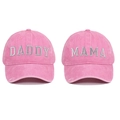 Λεπτομέρεια κεντήματος Daddy και Mama 3D σε ροζ βαμβακερά καπέλα τύπου baseball - 2 τεμάχια Ροζ (DADDY+MAMA)