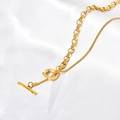 Dettaglio ravvicinato della chiusura OT in oro e della collana a catena mista su seta - Oro