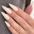 Unghie finte lunghe a punta bianco crema per donna con finitura lucida naturale stile dark - Bianco Sporco