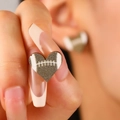 Gros plan de boucles d'oreilles rugby en forme de cœur pailleté avec motif de couture - Rugby Brun en Bois (9422)
