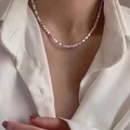 Elegante collana con perle quadrate argentate indossata da una donna in camicia bianca - Quadrato Geometrico Argento