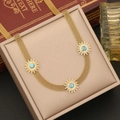 Dettaglio della collana a maglia dorata con ciondoli a raggiera in turchese in un portagioie - Collana Sole e Turchese (1# Collana)
