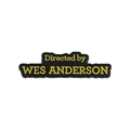 Spilla smaltata stile cartone animato Wes Anderson con fondo nero e scritte gialle - Stile Regista Cinematografico Nero e Giallo (QHXZ1751)