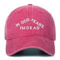 Détail de la casquette de baseball en coton rose avec broderie 'IN DOG YEARS I'M DEAD' - Taille unique / Rouge Rose
