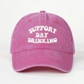 Détail de la broderie SUPPORT DAY DRINKING sur une casquette de baseball en coton rose délavé - Taille unique / Rouge Rose