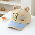 Detail der Kinder-Baseballkappe mit 3D-Plüschbärenohren und Cartoon-Bär-Patch auf Khaki - 52cm (3-6 Jahre) / Khaki