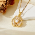 Vue détaillée d'un collier doré vintage avec perle et pierres de zircone scintillantes - Collier Éventail Perle Doré T017