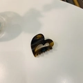 Detail shot of a mini heart-shaped cellulose acetate hair claw with amber tortoise pattern - Approx. 4cm / Matte Light Tortoise
