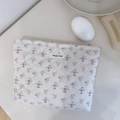 Detalle de neceser acolchado floral con etiqueta Simple Wish y suave textura rombos - Flores Amarillas y Rosas sobre Blanco