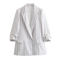 Dettaglio del blazer a righe bianche e grigie con revers e maniche arrotolate con bottone - S / A Righe Bianche
