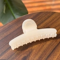 Eleganter 11,5 cm cremeweißer Haarklammer für Damen auf rustikalem Holz mit natürlichem Licht - 11.5CM / Gelee Weiß