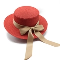 Elegante cappello di paglia rosso con un lungo fiocco di raso champagne da donna - M (56-58cm) / Rosso