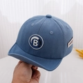 Dettaglio cappellino in denim per neonati con toppa lettera B ed etichetta Lucky - Blu / 50cm 1-3 Anni
