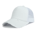 Gorra trucker de malla blanca con detalles desgastados en la visera y panel transpirable - Ajustable / Blanco