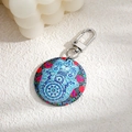 Böhmischer blauer Hamsa-Hand-Mandala-Schlüsselanhänger mit silbernem Metallclip auf Weiß - Blau-Weiß Porzellan Muster Hamsa Hand