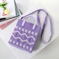 Lila gestrickte Tragetasche mit geometrischen Wellenmustern und Doppelgriffen - Lila Welle