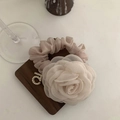 Elegante scrunchie in organza champagne con camelia e ciondolo dorato numero 5 - Beige (A-3151-1)