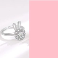 Detailaufnahme eines silbernen Rings mit Hasenohren-Design und Zirkonia-Verzierung - Drehend – Silberner Hase / Einstellbar Offen