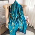 Elegante sciarpa in seta color petrolio con stampa floreale su una sedia - 90*180cm / Blu Lago