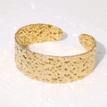 Bracciale rigido aperto largo in acciaio inossidabile dorato con texture martellata - Oro
