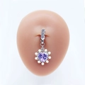 Vue détaillée du piercing de nombril avec zircon cœur violet et opale sur modèle silicone - Cœur Transparent Violet