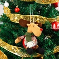 Primer plano de un adorno de reno de Navidad de felpa colgado en un árbol verde festivo - Estilo Alce