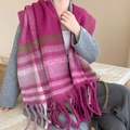 Écharpe à carreaux rose en imitation cachemire avec franges, portée par un mannequin - 59s Nuances de Rose à Carreaux