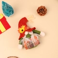 Detail van de oogst kabouterpop met rode vilten hoed, zonnebloem en esdoornblad decor - Thanksgiving Oranje Hoed Vrouw