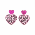 Dettaglio degli orecchini a cuore in acrilico con glitter rosa e stampa leopardata - Cuore Leopardato Rosa