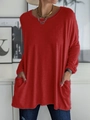 Détail d'un t-shirt à manches longues rouge ample avec des poches latérales pratiques - Rouge