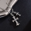 Collier double croix argentée style hip hop serti de zircons sur fond texturé élégant - Argent Antique