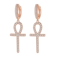 Detalle de pendientes de cruz Ankh en oro rosa con pavé de circonitas blancas - Oro Rosa Ankh B