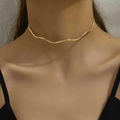 Gouden golvende parel choker ketting gedragen aan de nek voor een trendy look - Golvende Stijl / Goud
