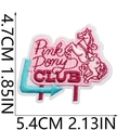 Λεπτομερής προβολή του κεντημένου patch Pink Pony Club με διαστάσεις 4,7cm x 5,4cm - W11NZ-09-13