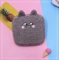 Dettaglio ricamo gatto su astuccio in peluche grigio per assorbenti igienici - Grigio