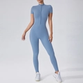 Combinaison de yoga bleu clair à manches courtes avec fermeture éclair et coupe sport - S / Bleu Brume