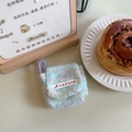 Mini pochette écouteurs pelucheuse bleu clair avec étiquette SOZAKKA et boucle mauve - Style Corde Courte / Bleu Arc-en-ciel