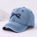 Détail d'une casquette en denim bleu clair avec broderie nœud bleu foncé et texture sergé - 50-54cm / Bleu Moyen
