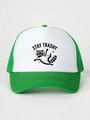 Dettaglio della stampa Stay Trashy con procione su un cappello trucker verde e bianco - Taglia unica / Bianco e Verde