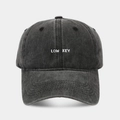 Détail de la broderie LOW KEY blanche sur casquette en coton noir délavé vintage - Réglable / Noir