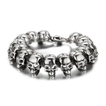 Pulsera gótica de calaveras plateadas en acero de titanio para hombre fondo blanco - Pulsera de Calavera Color Acero (19 cm)