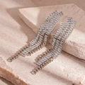 Détail de boucles d'oreilles à franges de luxe avec zircons rectangulaires et glands argentés - Boucles d'Oreilles à Gland en Zircon (HE22717) / Argenté