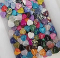 Mix di pietre naturali a forma di cuore da 2 cm in varie trame marmoree vivaci - Materiali Misti (Cristallo, Turchese, Occhio di Gatto)
