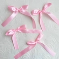 Lot de quatre nœuds en satin rose faits à la main pour décoration de gâteau - Rose Grand (4 pcs)