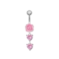 Détail du piercing de nombril avec rose rose et deux pendentifs en cristal en forme de cœur - Rose Rose Double Cœur Pierre (24060301-8)